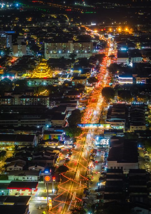 （大北马）全长4.2公里的拉惹乌达路万盏灯笼再亮起，形成一片浪漫灯海。