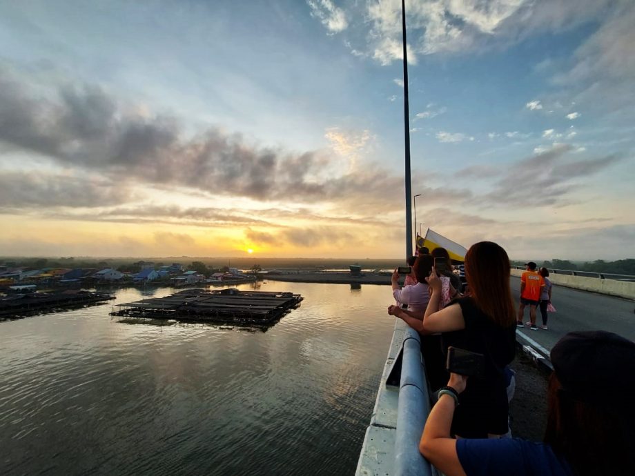 (大北马)古楼大桥迎接新年第一道曙光 李立辉 盼更多游客莅古楼游