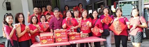 (大北马)图文:巴东勿刹马华妇女组挥春送福迎龙年,赠送200副对联给加基武吉村民