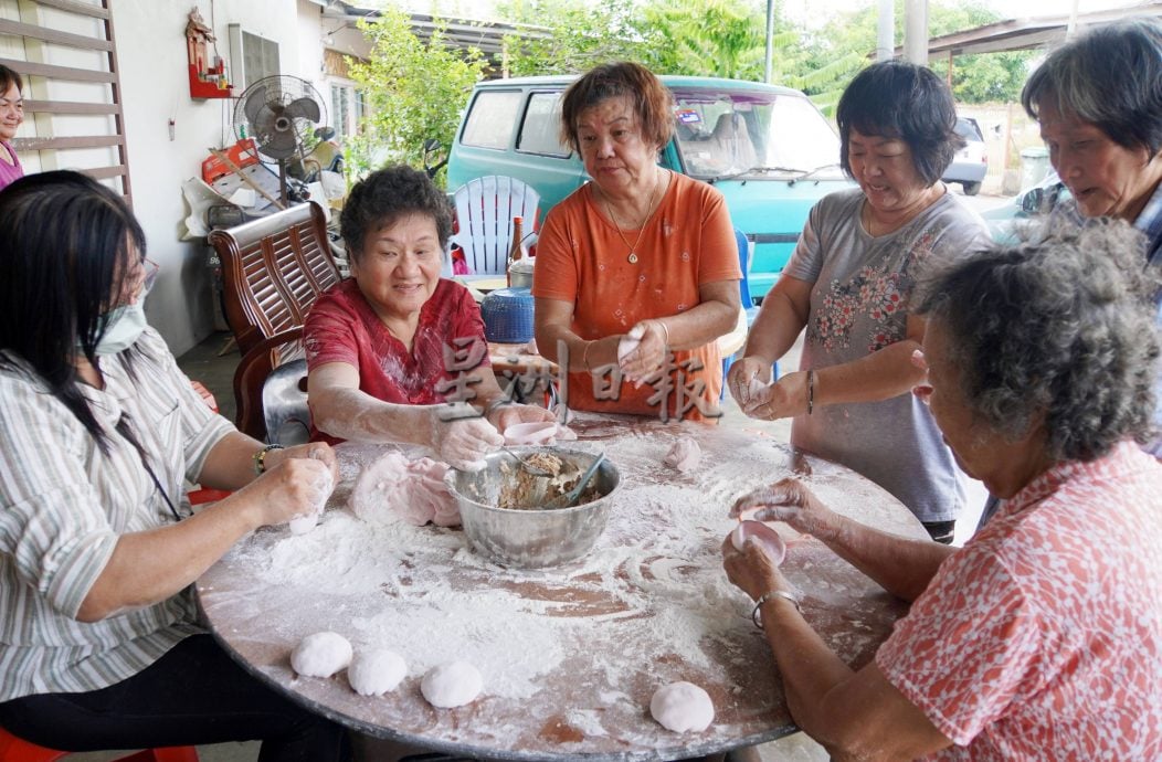 (大北马)忧潮州手工传统糕点失传,玻新路村新春嘉年华集合老中青集体制作