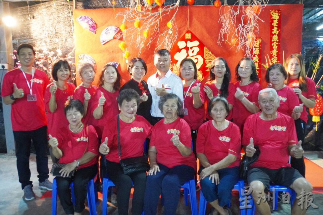 (大北马)忧潮州手工传统糕点失传,玻新路村新春嘉年华集合老中青集体制作