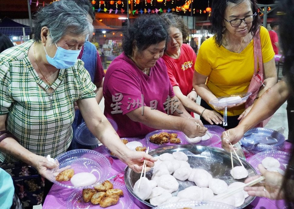 (大北马)忧潮州手工传统糕点失传,玻新路村新春嘉年华集合老中青集体制作