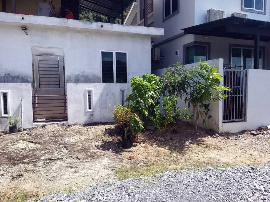 (大北马)教师嗅到恶臭味,惊揭加央珍珠园住家后巷埋婴尸