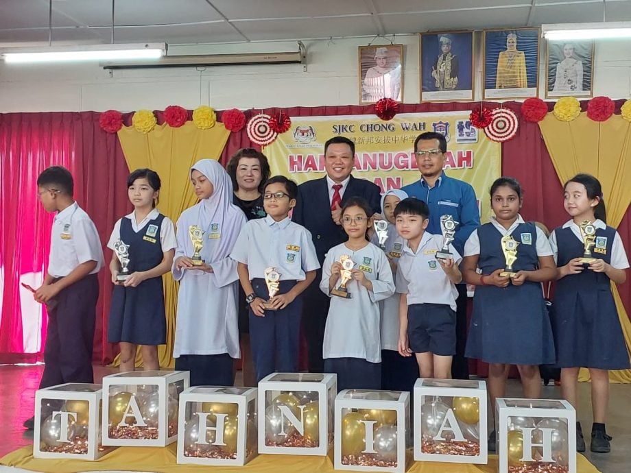 (大北马)新芒魏中华小学毕业礼 14名毕业生领取证书