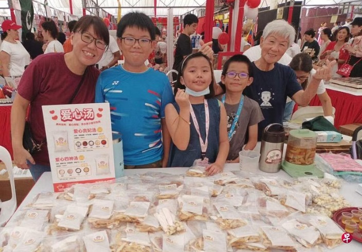 狮城一家三代当义工 意义非凡乐无穷