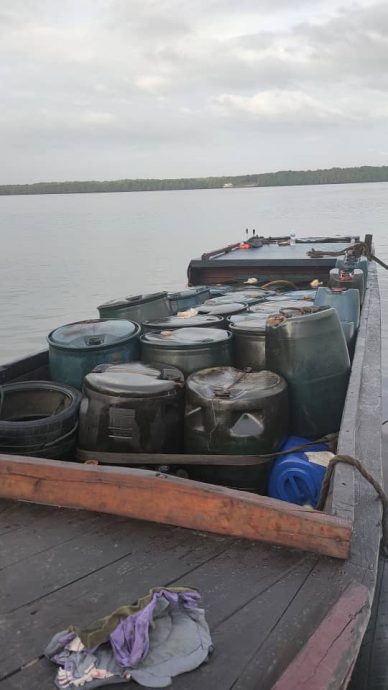 （已签发）柔：4印男企图走私柴油被扣 当局起获1880公升柴油