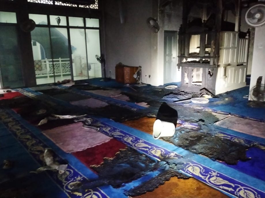 (已签发)柔:峇铁山清真寺午夜起火,民众同心协力扑灭火势