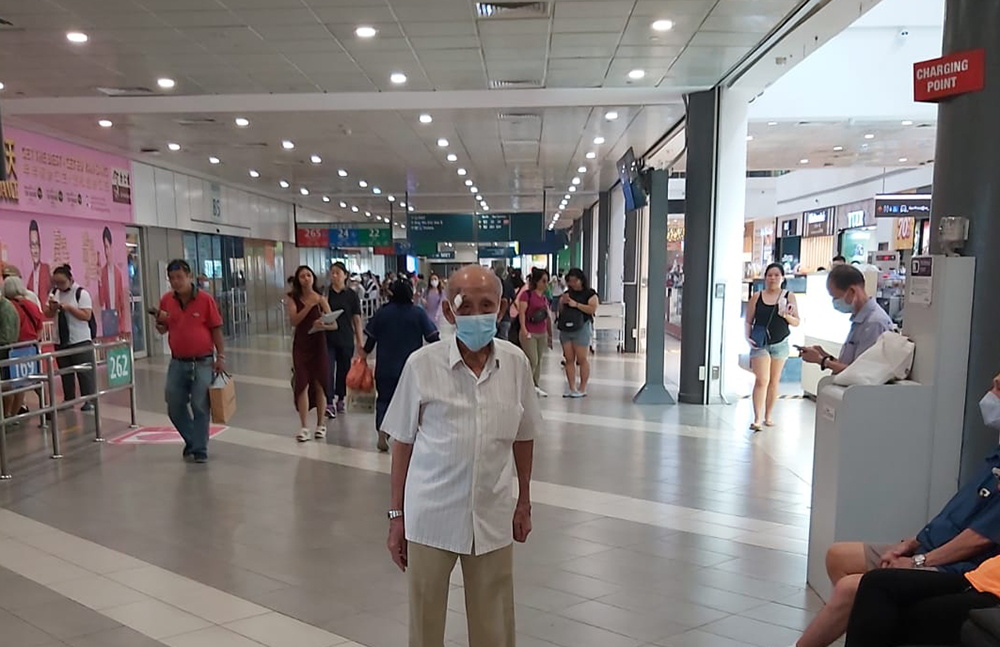 (已签发)柔:狮城二三事:九旬翁遭行动辅助工撞飞跌伤 负伤蹲点为找肇事者