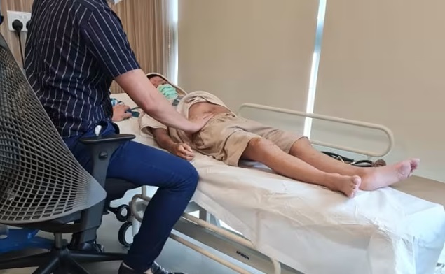 (已签发)柔:狮城二三事:儿患罕见肝病急找捐肝者救命 大马母子狮城街头派传单寻肝