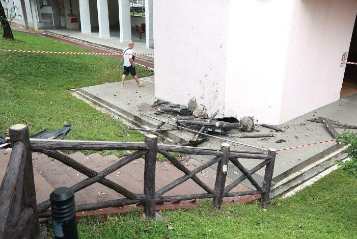 （已签发）柔：狮城二三事：共享汽车失控冲下楼梯撞组屋外墙 两人送院