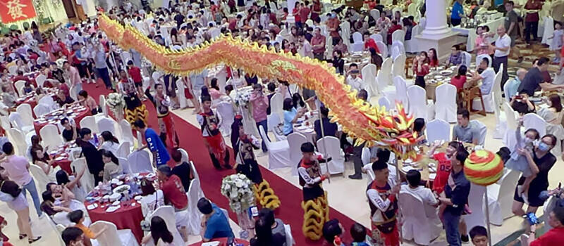 （已签发）柔：狮城二三事：团圆饭生意红火　狮城餐馆高价抢临时工