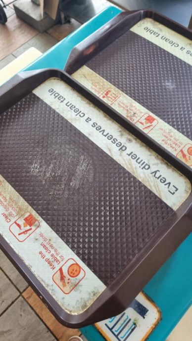 (已签发)柔:狮城二三事:小贩中心托盘脏臭还有霉迹 食客大呼诉恶心