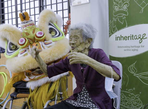 (已签发)柔:狮城二三事:新加坡首个乐龄醒狮团 年纪最大团员99岁