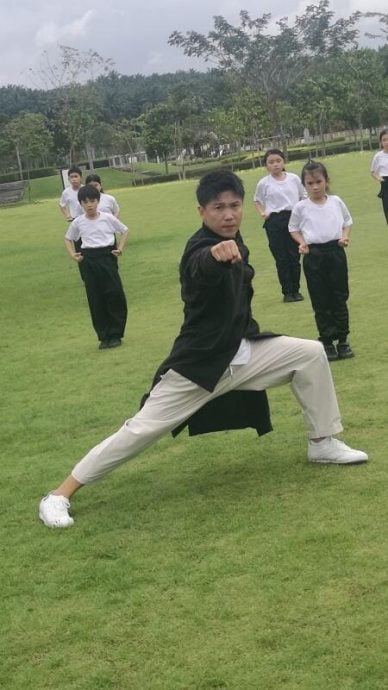 (已签发)柔:狮城二三事:梁导率15艺人献唱贺岁 翁清海MV亮相秀武艺