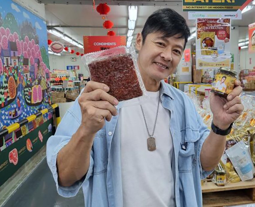 (已签发)柔:狮城二三事:每年必为神像“沐浴”求庇佑 辉哥无惧72岁本命年