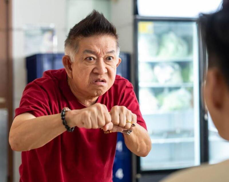 (已签发)柔:狮城二三事:每年必为神像“沐浴”求庇佑 辉哥无惧72岁本命年