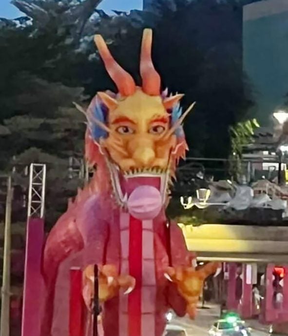 （已签发）柔：狮城二三事：牛车水八米巨龙褒贬不一 有人说“色色”有人说亮灯后棒