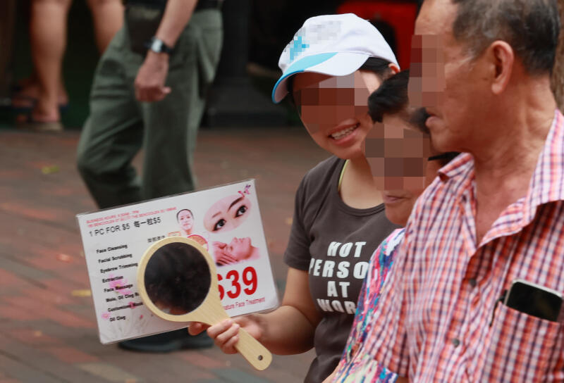 (已签发)柔:狮城二三事:狮城四马路美容师无视告示 拿镜子招客惹烦