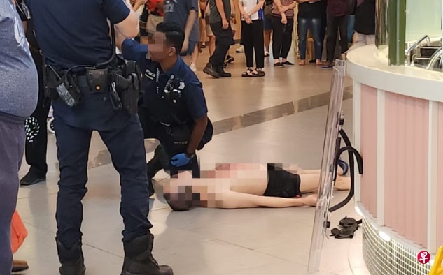 (已签发)柔:狮城二三事:疑在狮城广场自残 男子赤裸上身胸口淌血