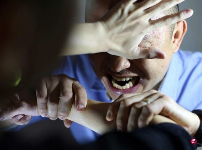 (已签发)柔:狮城二三事:被阻取私人物品 爱滋病男怒咬女护士监两周