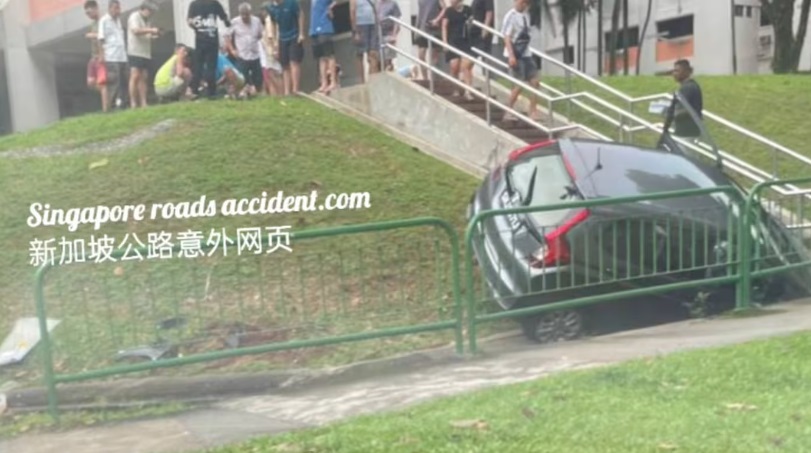 (已签发)柔:狮城二三事:轿车疑失控卡宏茂桥沟渠 76岁司机送院治疗