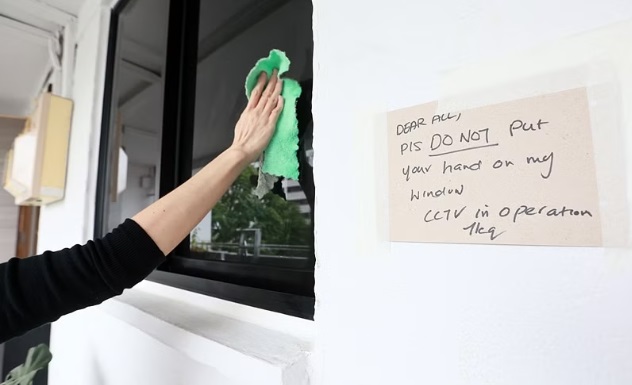 （已签发）柔：狮城二三事：邻妇频窥探骚扰 屋主劝不听报警