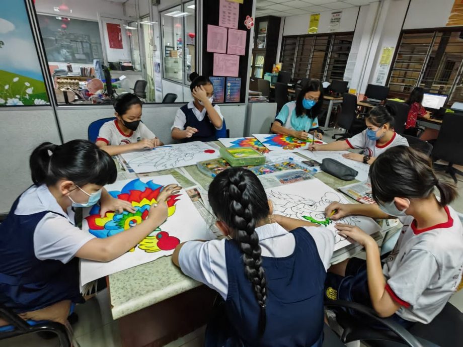 (暖势力)万里茂华小全校师生拍贺岁MV 新年开放校园回校打卡