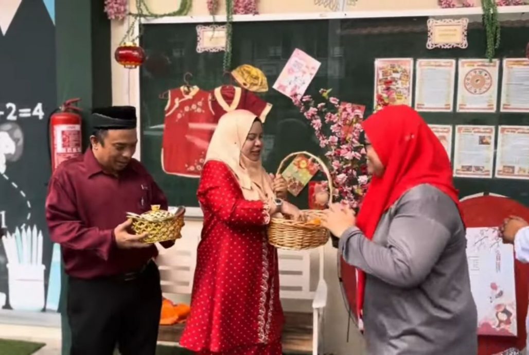 (暖势力)各族师生拍摄校园贺岁MV参赛 展现各族文化及亲善一面