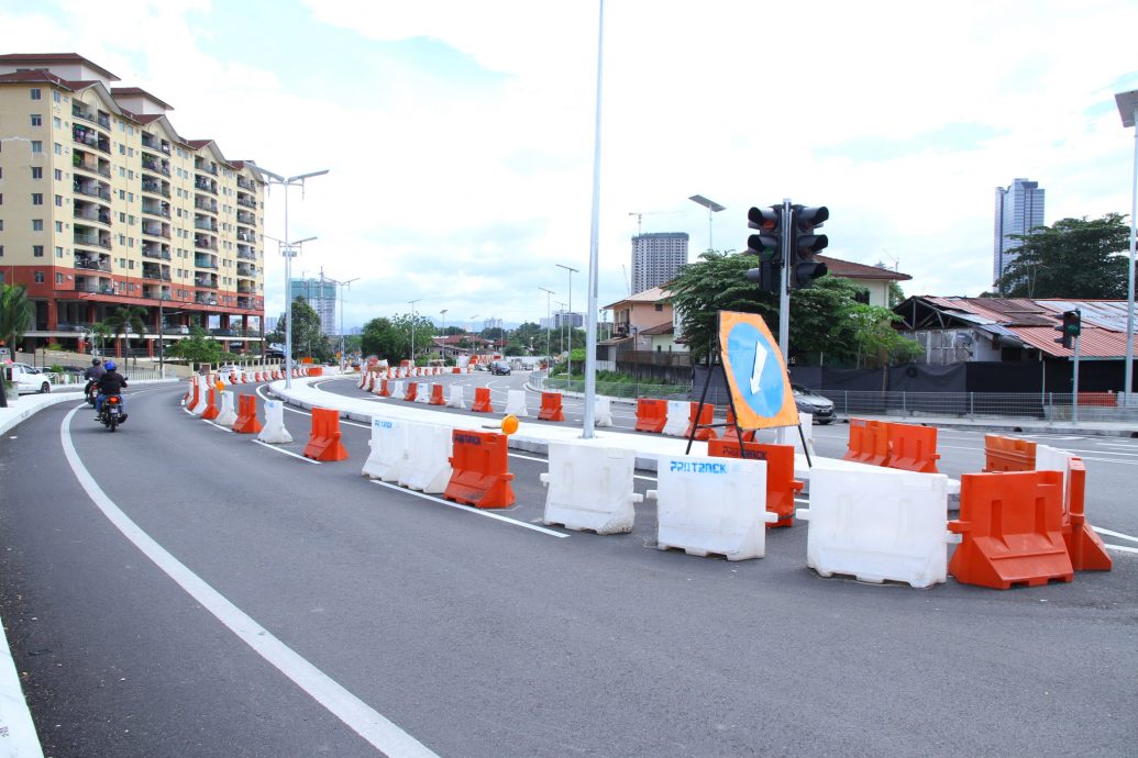 (版2头)大都会/郑成隆记者会