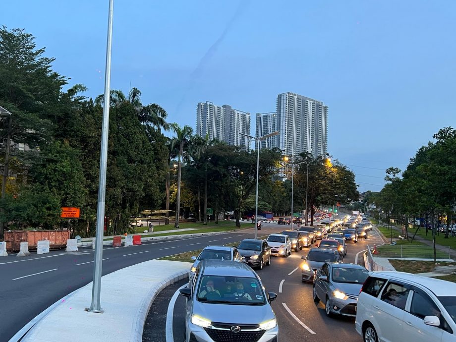 (版2头)大都会/郑成隆记者会