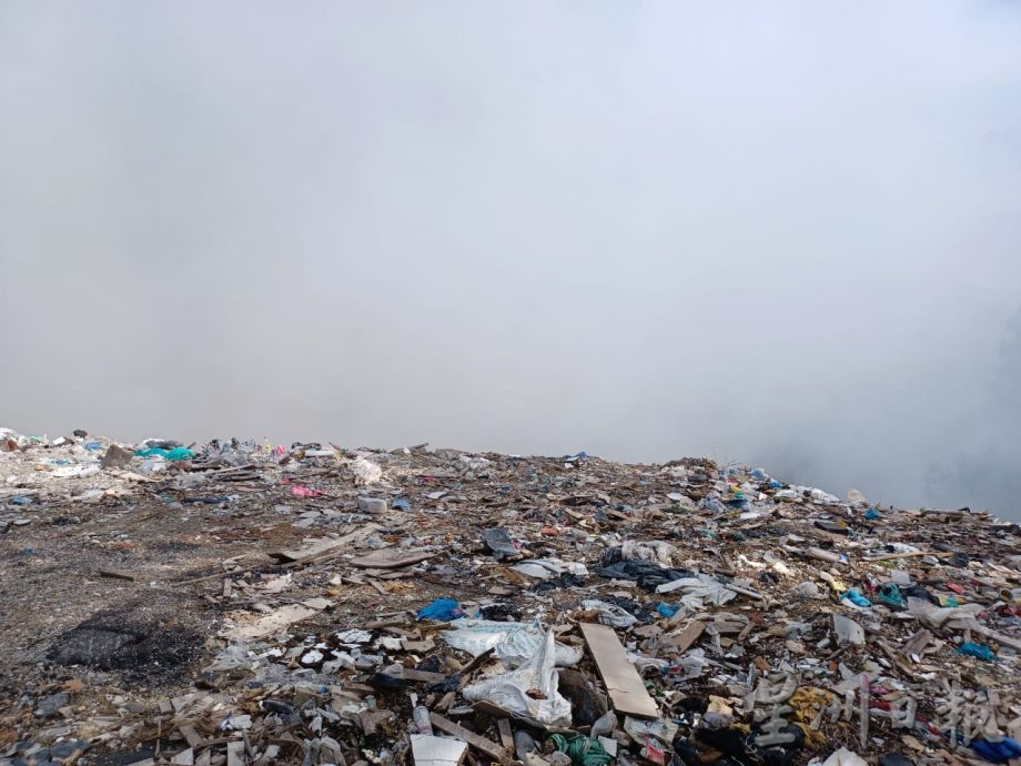 (版3头)大都会/蕉赖皇冠城垃圾山著火,扑灭垃圾烟火时间难以估计