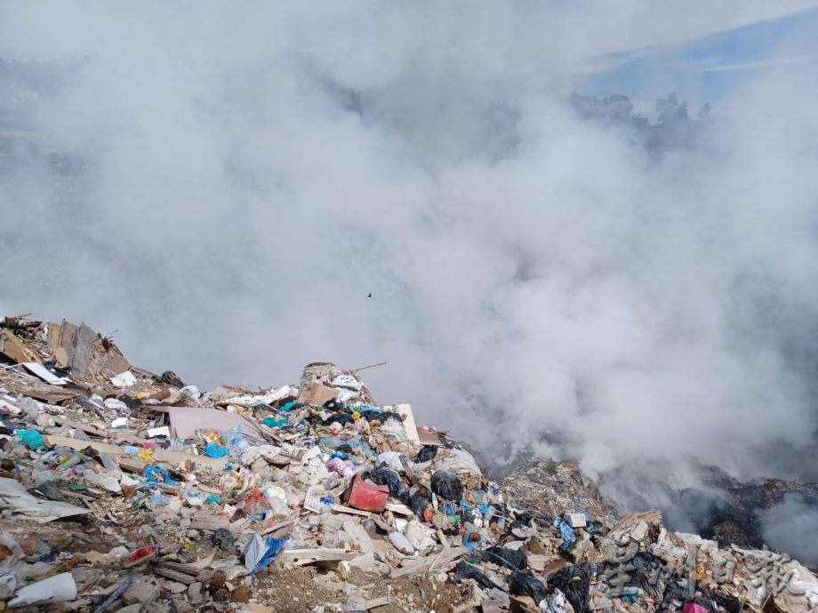 (版3头)大都会/蕉赖皇冠城垃圾山著火,扑灭垃圾烟火时间难以估计