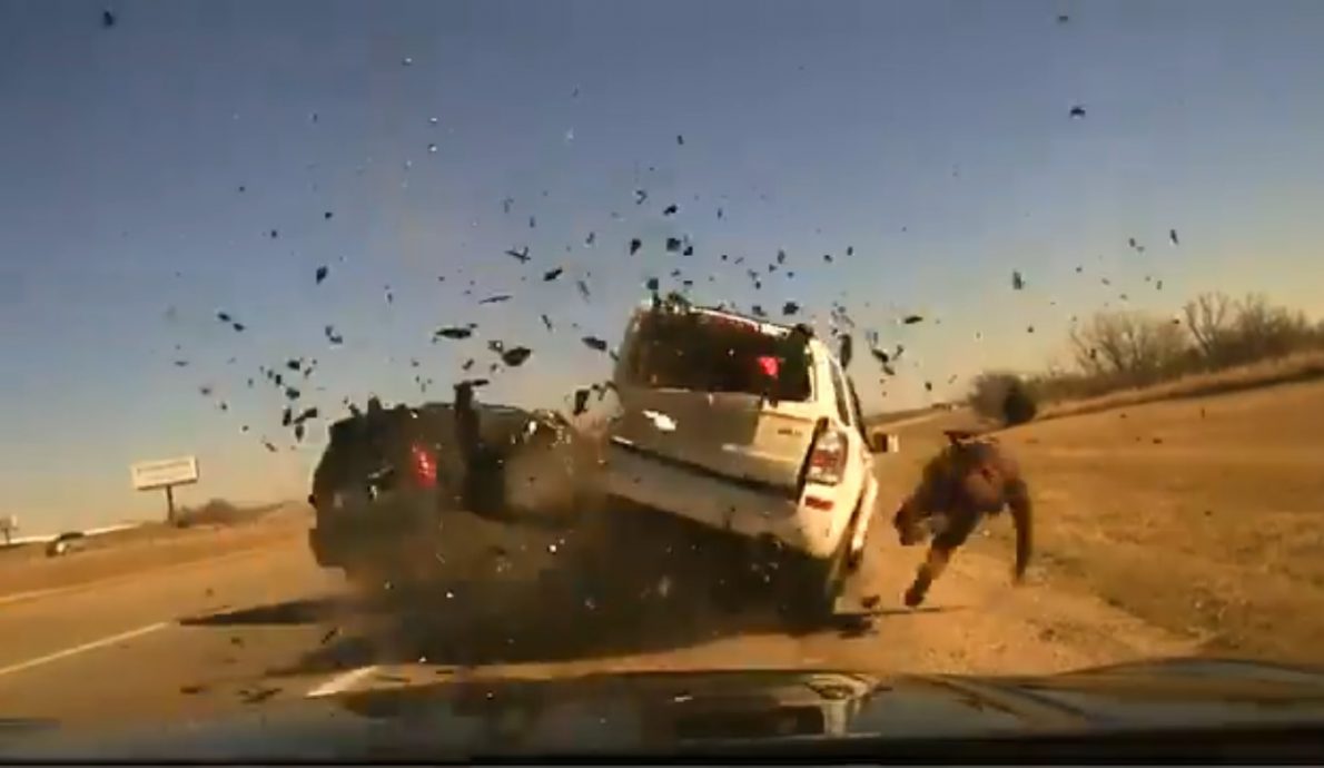 (视频) 巡警路边临检被另一车撞飞 恐怖影片全录