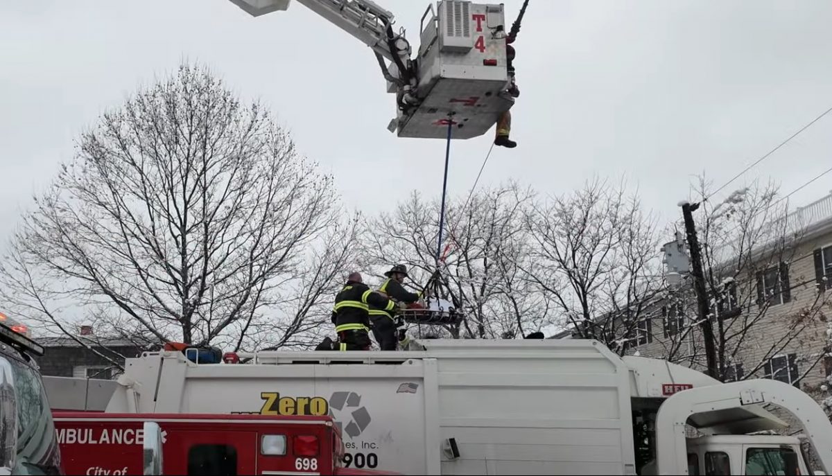 (视频)女子困垃圾车被辗压4次才救出 邻居:只听到惨叫声