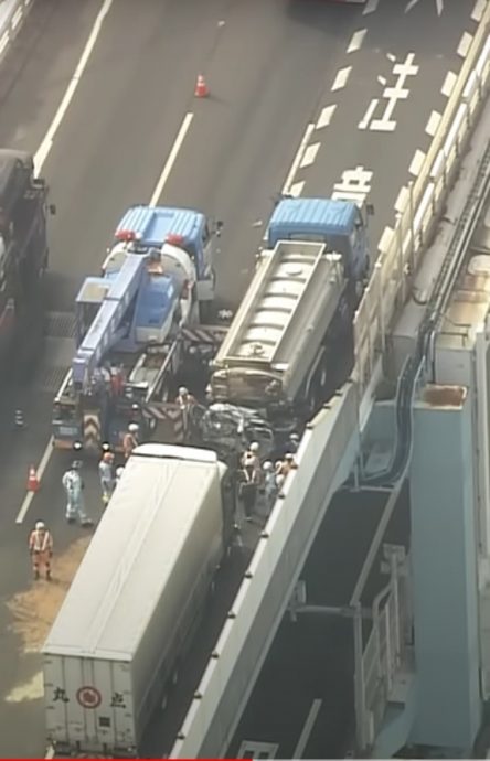 (视频)轻型车遭两大车夹扁到只剩30公分 日本老夫妇惨死
