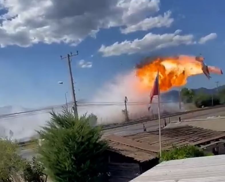 （视频）飞机撞电线杆爆炸如火球直堕公路 机师死地面4人伤  