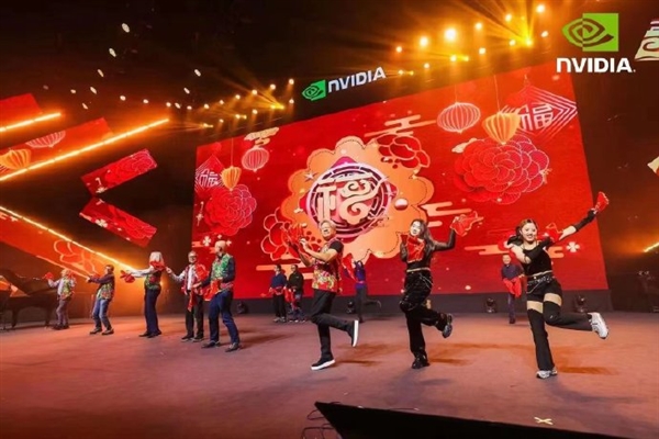 (视频)黄仁勋低调访华“穿东北大花袄热舞” 网笑:皮衣呢、不是AI吧