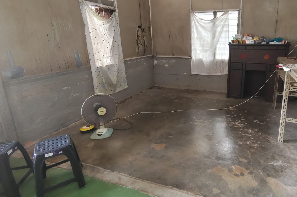 (需转载)NS封底主文/妻女患先天疾病,夫轮椅代步,三口之家“同病相怜”,星洲基金会助筹6万援助金