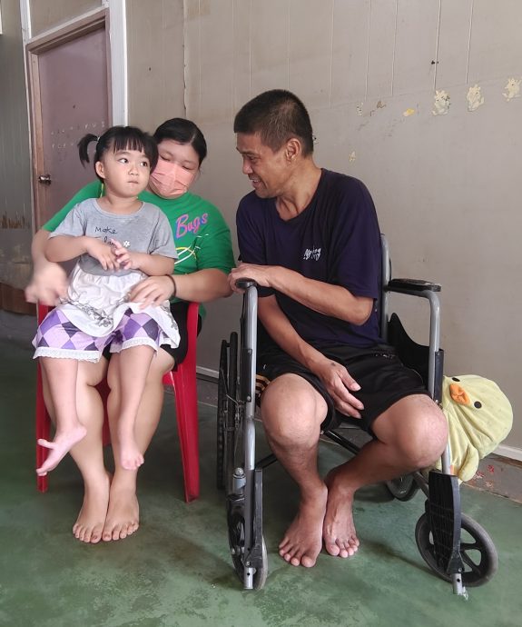 (需转载)NS封底主文/妻女患先天疾病,夫轮椅代步,三口之家“同病相怜”,星洲基金会助筹6万援助金