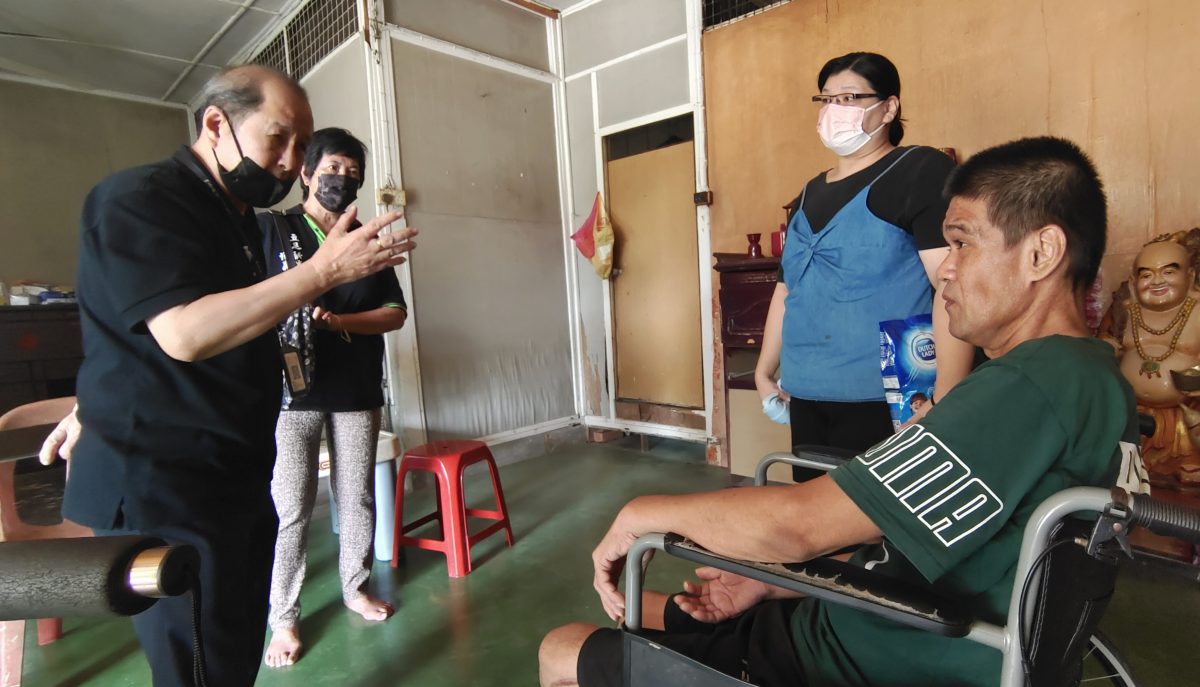 (需转载)NS封底主文/妻女患先天疾病,夫轮椅代步,三口之家“同病相怜”,星洲基金会助筹6万援助金