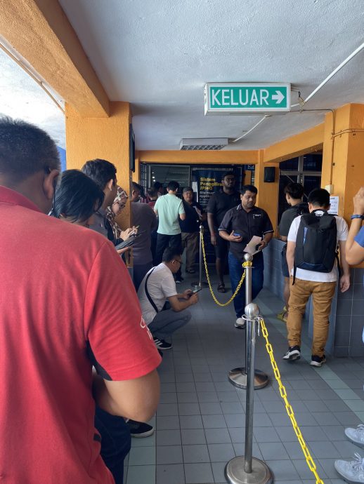 JPJ柜台空无一人 办事效率差? 网民轰“还未下班 人就不见了!”