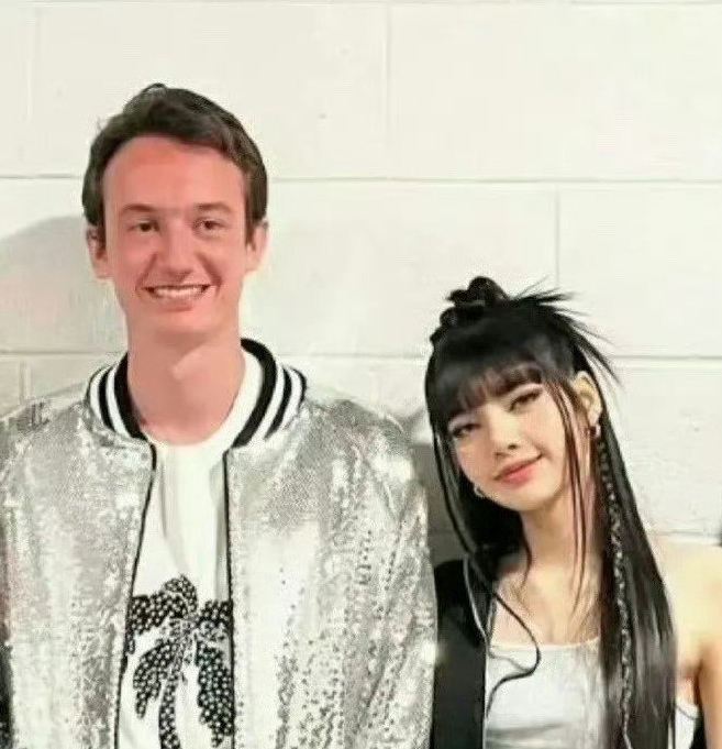 Lisa再现身疯马秀内场被拍 燃爆中国网民怒火