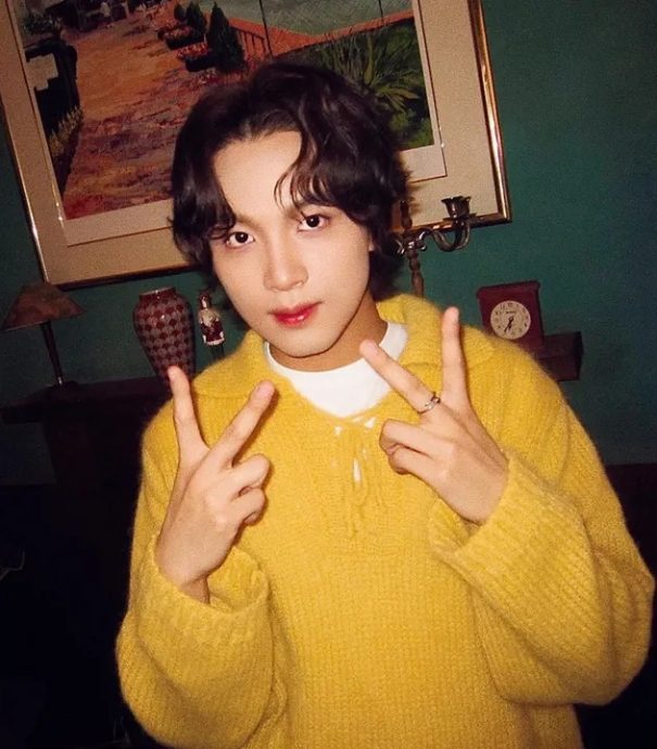 NCT楷灿被抓包室内抽烟 患扁桃腺炎停止活动 