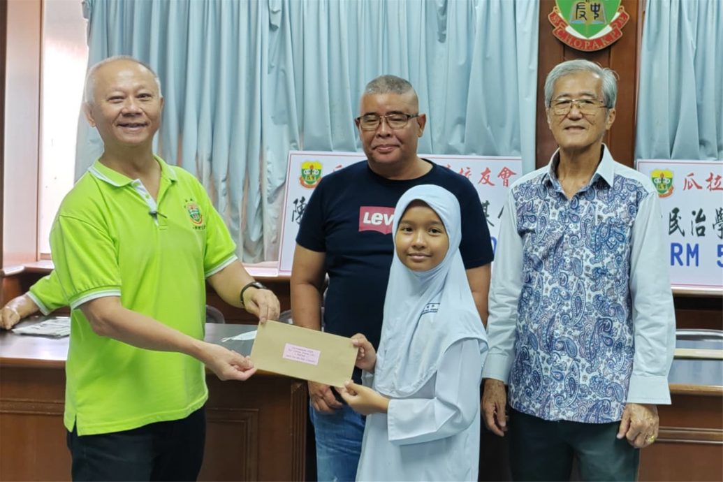 NS庇朥 / 庇朥中华校友会颁发母校学生、医药及大学援助金给予19名学生会员家属。