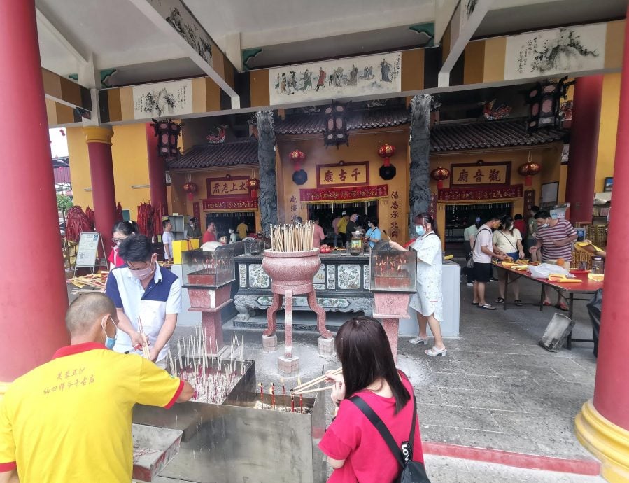 善信慕名来“求子” 亚沙仙四师爷庙人气旺