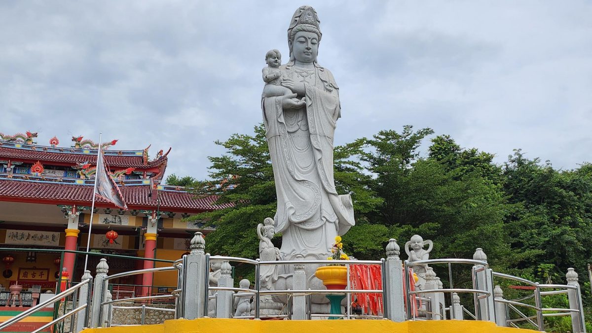 善信慕名来“求子” 亚沙仙四师爷庙人气旺