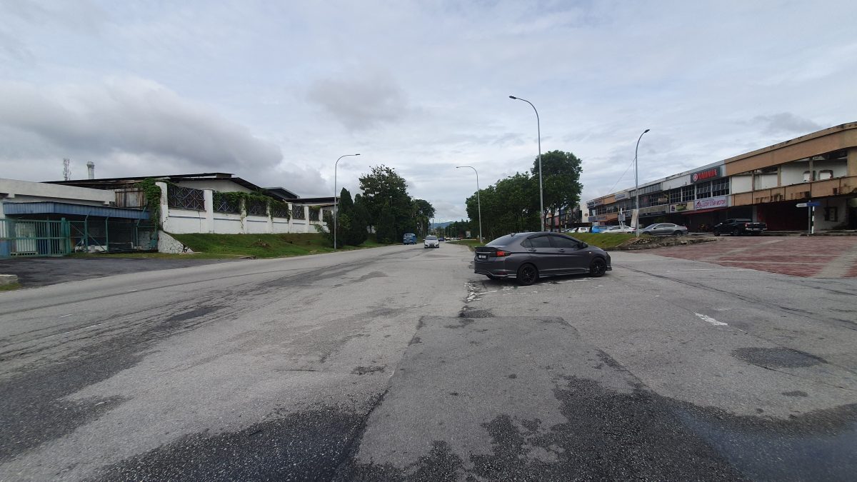 NS芙蓉/芙蓉新那旺工业区部分路段,白线“消失”导致交通混乱