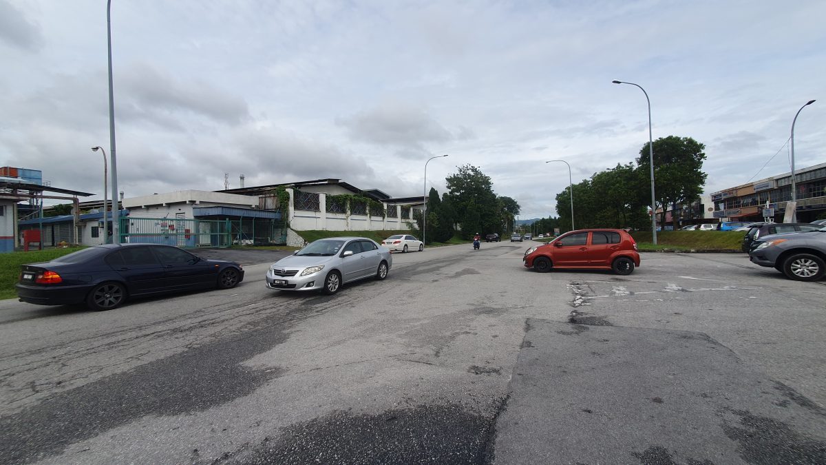 NS芙蓉/芙蓉新那旺工业区部分路段,白线“消失”导致交通混乱