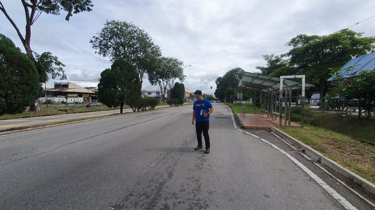 NS芙蓉/芙蓉新那旺工业区部分路段,白线“消失”导致交通混乱