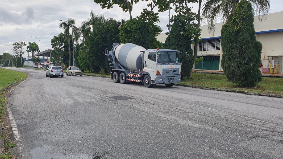 NS芙蓉/芙蓉新那旺工业区部分路段,白线“消失”导致交通混乱